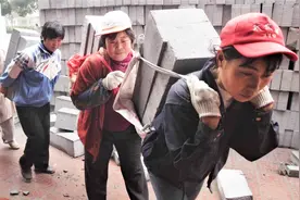 为什么很多农民工日收入三四百，有人还说他们穷？看完总算明白了视频封面