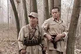 警卫员想要许世文露一手枪法 他借口上厕所砰砰几枪打了几只飞鸟视频封面