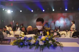 活久见！59岁刘德华首度公开戴老花镜，依旧帅气但显得有点憨图片