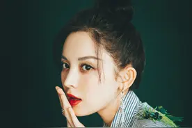 古力娜扎 刺绣条纹衬衫与收腰连衣裙精致利落，流苏银光摇曳耳畔图片