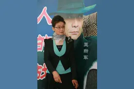 潘虹的贵气羡慕不来，Prada穿得大气不浮夸，好身材包裹不住图片