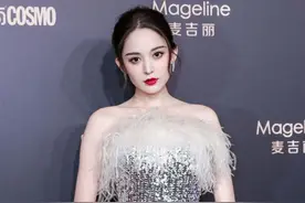古力娜扎气质优雅大气，身穿连衣裙超级减龄，秒变女神，美不胜收图片