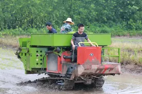 湖南华容农民郑明建发明多功能抛秧机图片