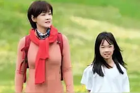 前央视主持李小萌带娃旅游，9岁女儿神似妈妈，神秘老公却未现身图片