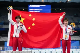 献礼国庆丨回顾东京奥运会上最美中国红图片