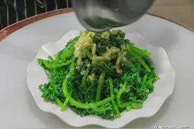 大厨教你“清蒸茼蒿”的做法，不粘不沱还不出水，原来蒸菜有窍门图片