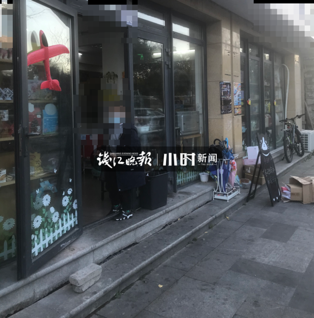 有的花掉好几千，有的偷家里钱买！不少小学生痴迷的奥特曼卡牌，你家玩吗