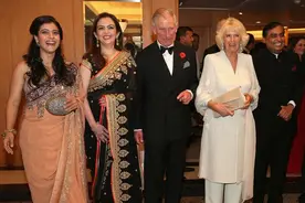 卡米拉和印度富婆同框：“奶奶脸”比不过土豪风，颜值身材都输了图片