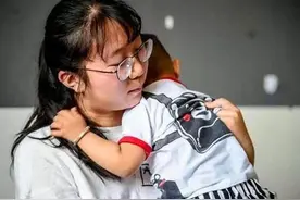 法院判决22岁姐姐抚养2岁弟弟，网友：投胎前要睁大眼睛图片
