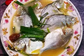 小金鲳鱼怎么煮？加点潮汕特色的酸梅，出锅就是这么的鲜甜图片