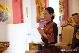 泰国贵妃模仿王后，头戴大黄花“东施效颦”，这气质可差了一大截图片