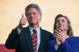 45岁希拉里霸气如斯，双手抱住克林顿头，低声耳语让丈夫靠着撒娇图片