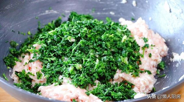 天冷爱吃这道菜，教你马蹄猪肉丸子的做法，猪肉肥瘦选择有小窍门