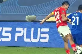 中超再现暴力一幕！40岁郑智背后踢人脚踝，西塞就是这么废的图片