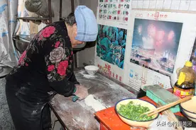 晋南7旬大妈开农家乐，手擀面炒鸡蛋5个人收费70元，饭香人好实惠图片