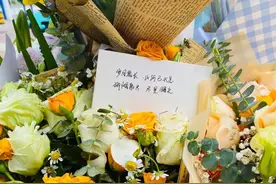 泪目！延乔路路牌下摆满鲜花，这盛世如你所愿图片