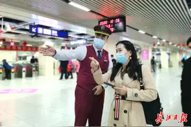 地铁2号线江汉路站值班站长田畅：武汉228座地铁站他了如指掌，再“刁钻”的地方也能10秒指路图片