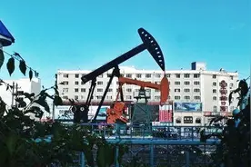 大庆：中国最大石油城，为工人建国内最大铸铜雕像图片