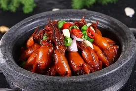 香辣酱煮小鱿鱼（厦门夜明珠大酒店特色菜品）图片