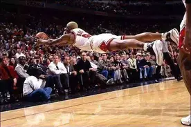 NBA球员救球时的名场面！罗德曼贴地飞行，奥尼尔直接清空替补席图片
