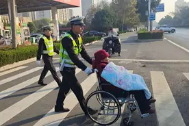 轮椅老人独自过马路，随后辅警这么做......图片