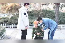 农民工踩到男子的鞋，男子让她跪下舔干净，路人看到霸气回击视频封面