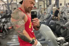 美国男子晒新冠前后，6周轻了45斤，壮硕肌肉男变得瘦骨嶙峋图片