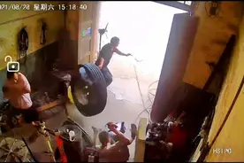 轮胎充气危险性大，闲杂人员须远离图片