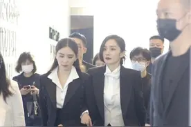 众女星走红毯：杨幂刘诗诗挽手同行却冷落了唐嫣，女主持人遭网暴图片