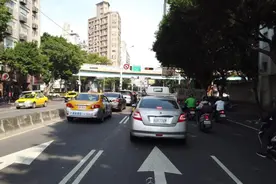 窄路开车老是下沟？3个技巧学会判断车轮位置，再也不怕走窄路图片