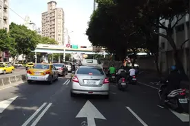 窄路开车老是下沟？3个技巧学会判断车轮位置，再也不怕走窄路图片
