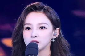 董卿接班人马凡舒，走秀时内裤滑落，坦然回应：谁爱看谁看！图片