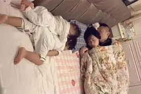 婆婆拍下儿子一家人的“睡姿”，意外火了：夫妻照顾孩子真不走心图片