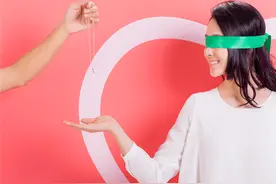 女人在这三个时刻把你丢在一边，并非不爱你，恰恰是把你当挚爱图片