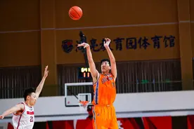 一直在追分！上海久事男篮憾负广东图片
