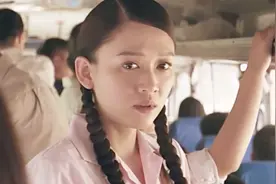 情侣两人闹变扭，女方选择坐公交车回家，小伙子骑车一路狂追视频封面