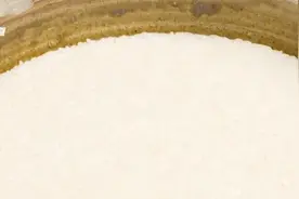 丝丝甜意伴随浓浓酒香，冰镇、加牛奶、煮汤圆，各种吃法各有滋味，甜白酒撩人乡愁图片