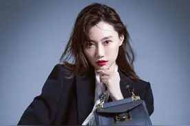她是模特也是专业主持人，今穿衬衣西装配短靴，蹲地上也是帅气的图片