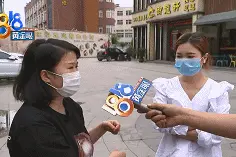 女顾客在更衣室吹头发，发现女员工正跟异性视频通话？图片