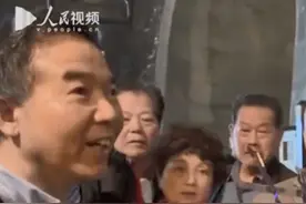 流浪歌手被保安驱赶，清华教授据理力争，疑似被广场舞群众举报图片