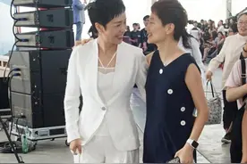 蒋雯丽短发真帅，商务风西装里套挂脖吊带，年过半百玩性感太有型图片