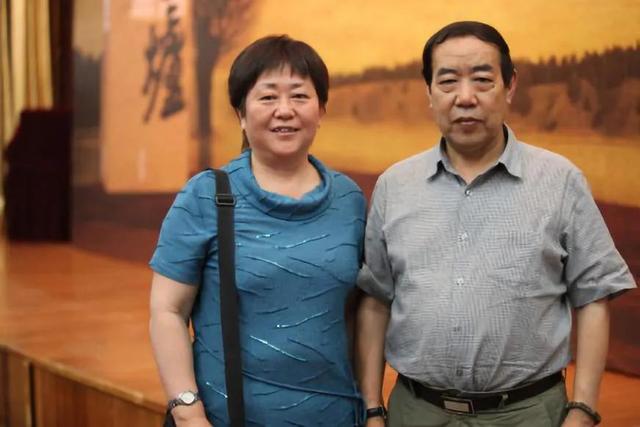 文二代贾浅浅被骂靠父亲上位，贾平凹为人到底怎样？