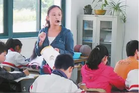 教师上课使用扩音器，家长质疑有违师德，这个笑话有点冷图片