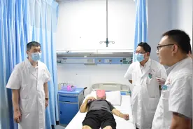 中日友好医院于炎冰教授到百色市人民医院传经送宝图片