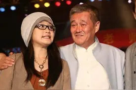 赵本山与妻子近照，老婆年轻貌美而他头发花白，其实两人相差8岁图片