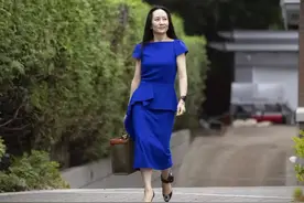 孟晚舟最新出庭再次演绎“皇家蓝”！荷叶边蓝裙太好看，气质绝了图片