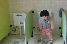 3岁女儿幼儿园回家，总紧握裤子说不能尿尿，裤子脱下后宝妈崩溃图片