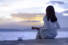 心理学有依据：想让男人被你“着迷”，不妨试试“二次吸引”图片