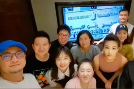 央视天团聚会！李梓萌不戴假发穿露肩装，王冰冰素颜清纯又可爱图片