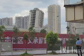 昆明15栋烂尾楼爆破，剩1栋倾斜未倒，市民在1.5公里外围观图片